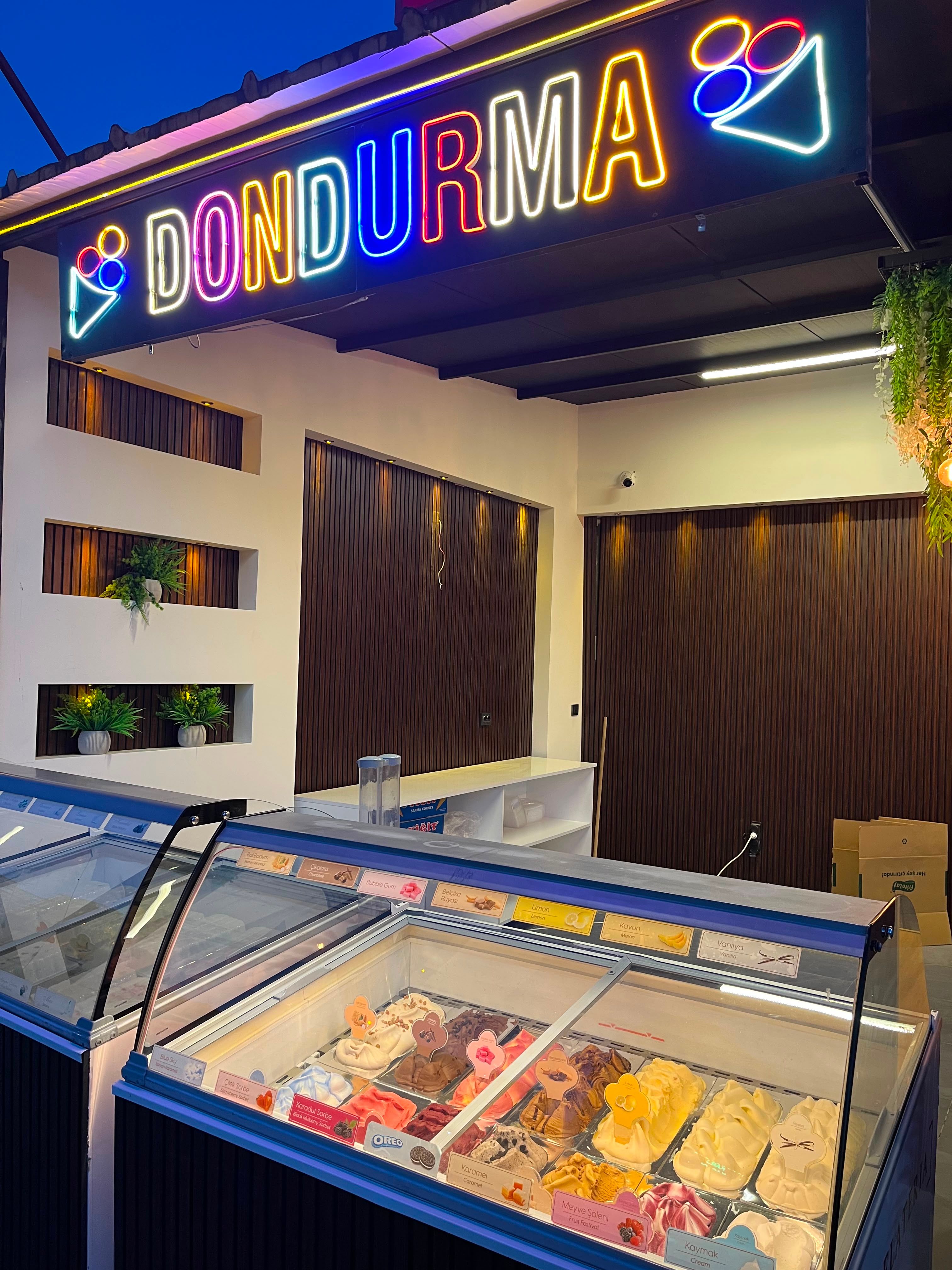 Mahal Komagene'nin neon Dondurma tabelalı köşesinde dondurma dolapları