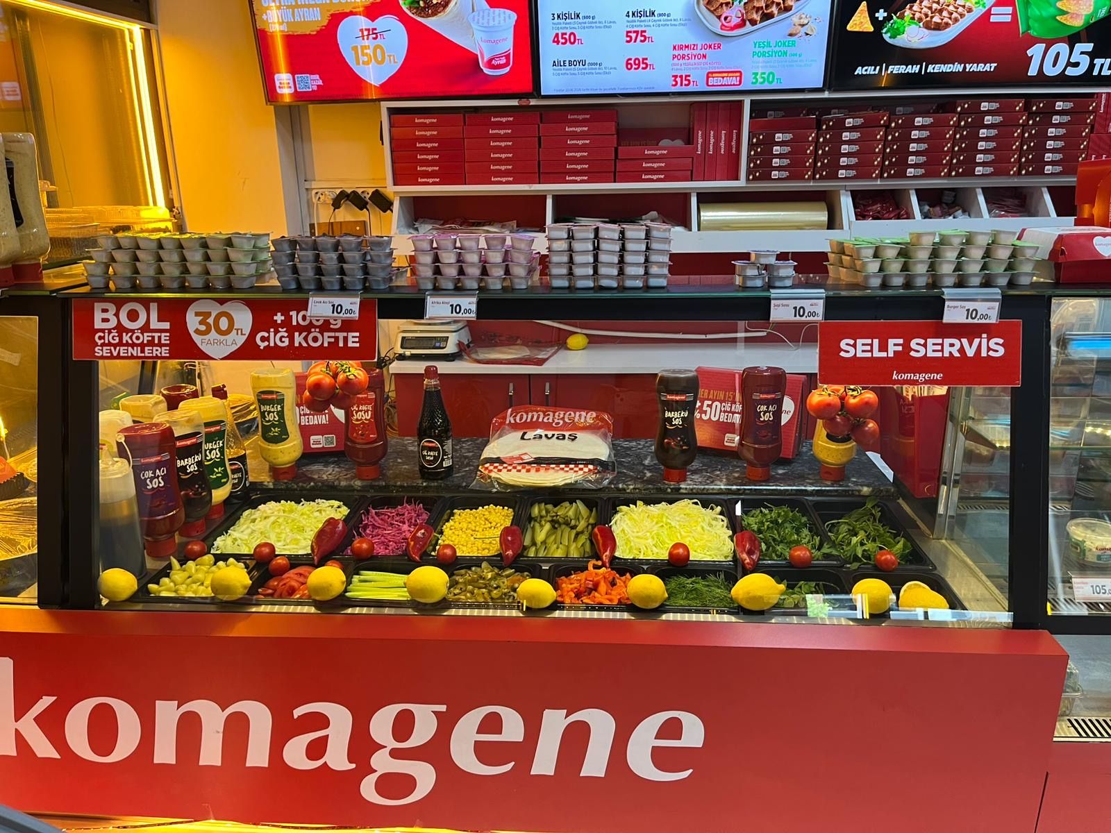 Mahal Komagene tezgahında sıralanmış meze çeşitleri ve taze garnitürler